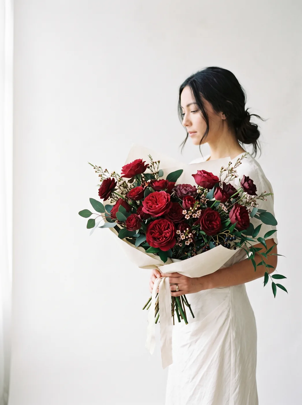 Ramo romántico de rosas rojas y rosadas, envoltura de papel